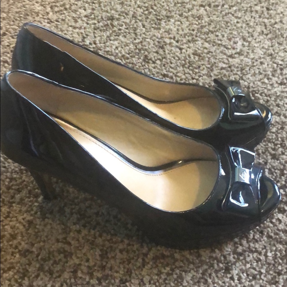 Black pumps